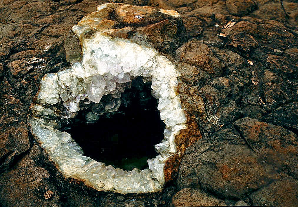 Geodo de ametista na rocha, nas Minas de Wanda