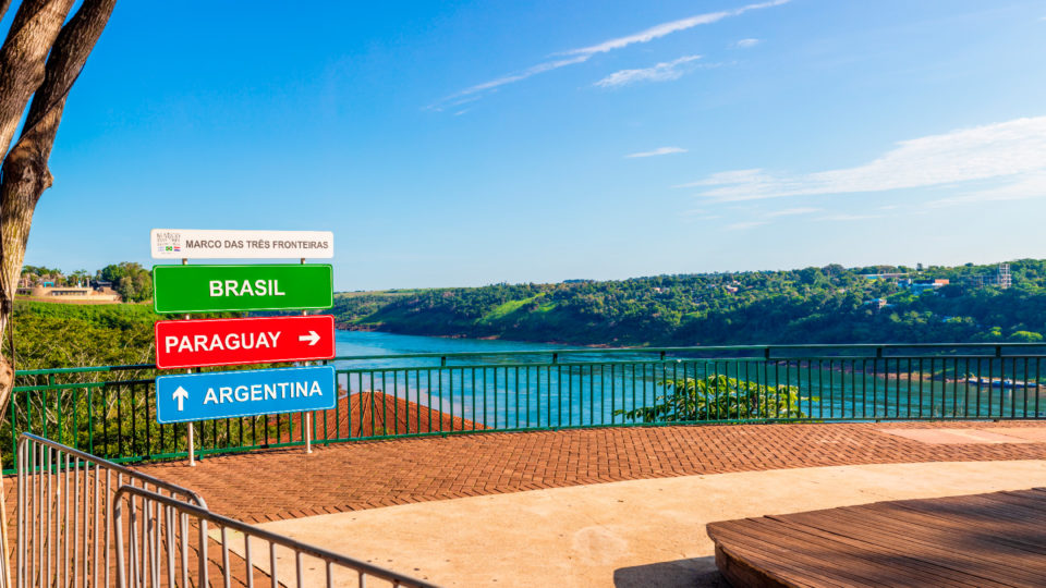 Marco das Três Fronteiras — saída do Hotel das Cataratas