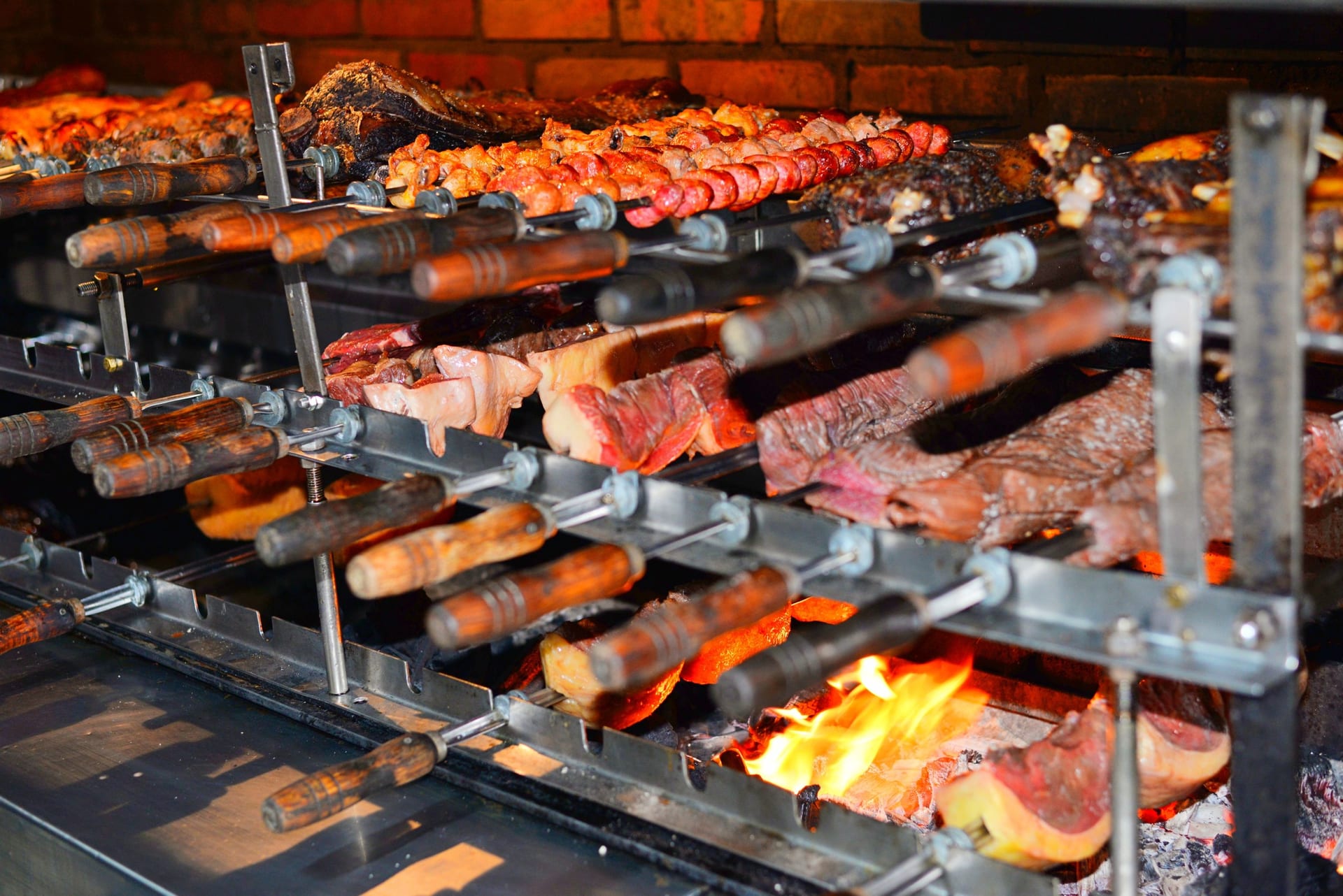 Rodízio de carnes na brasa da Churrascaria Búfalo Branco