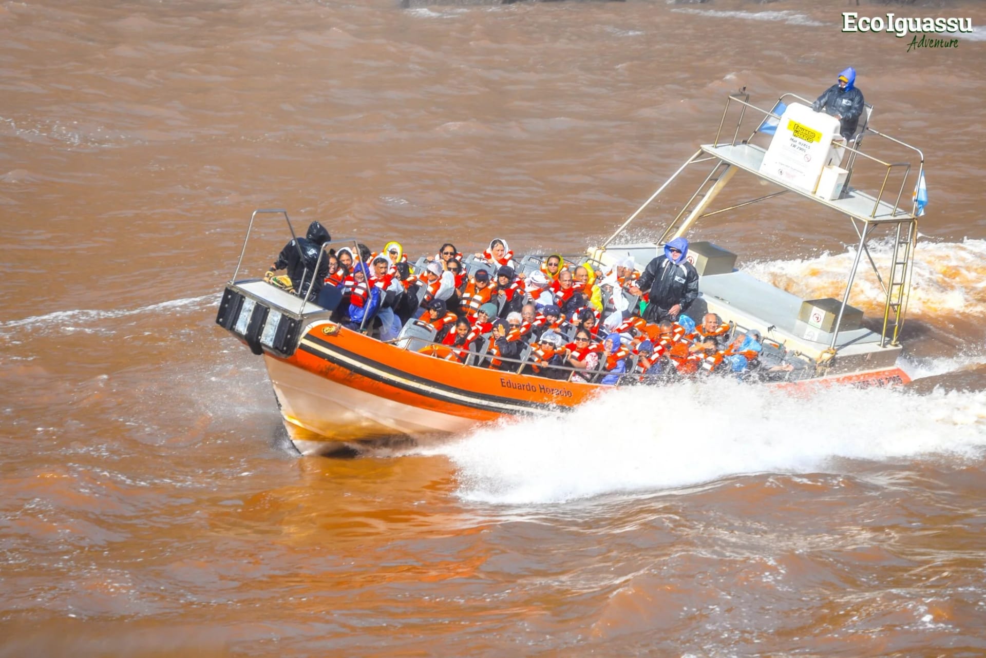 Bote da Gran Aventura no rio Iguaçu, lado argentino