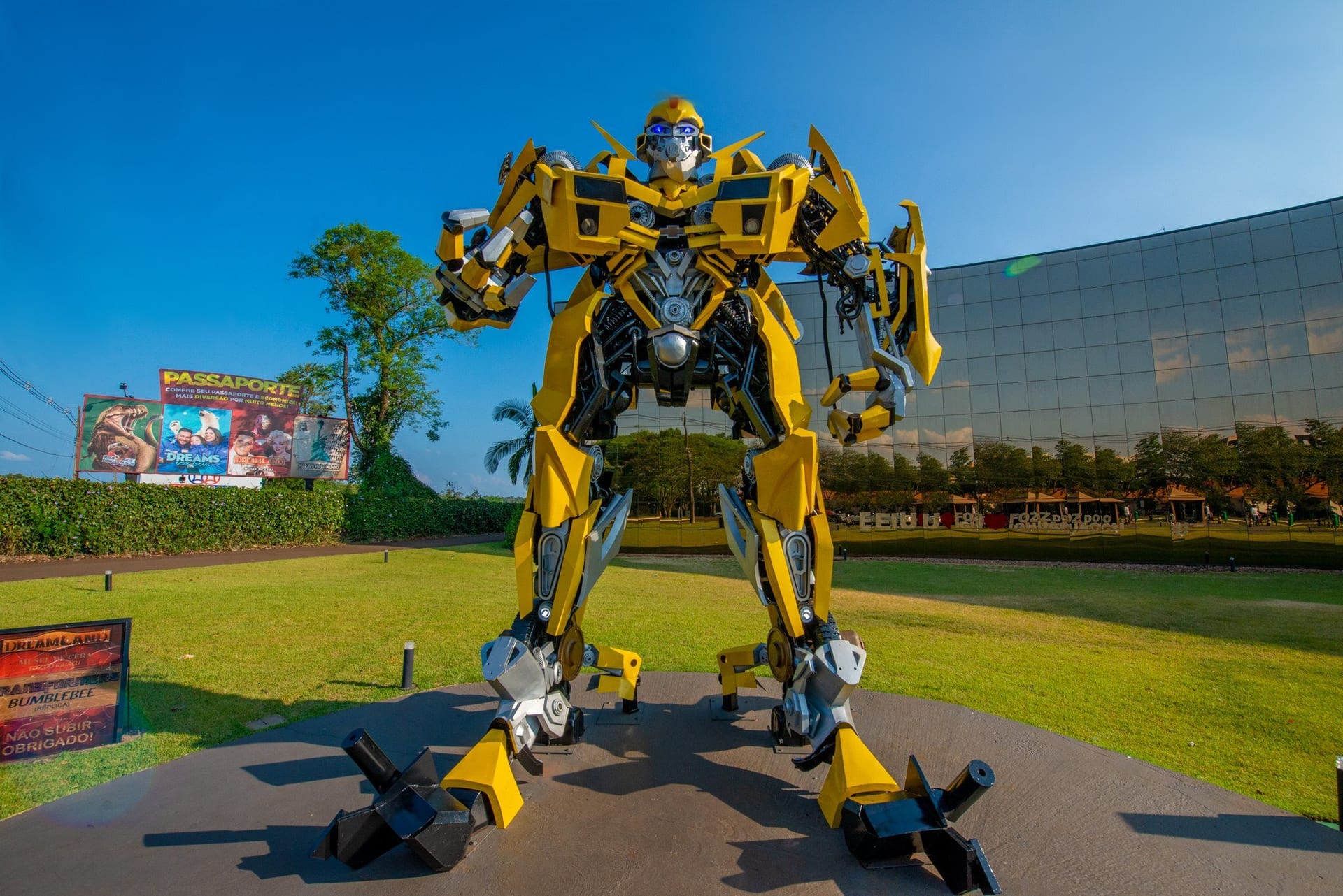 Estátua de Transformer na entrada do complexo Dreamland