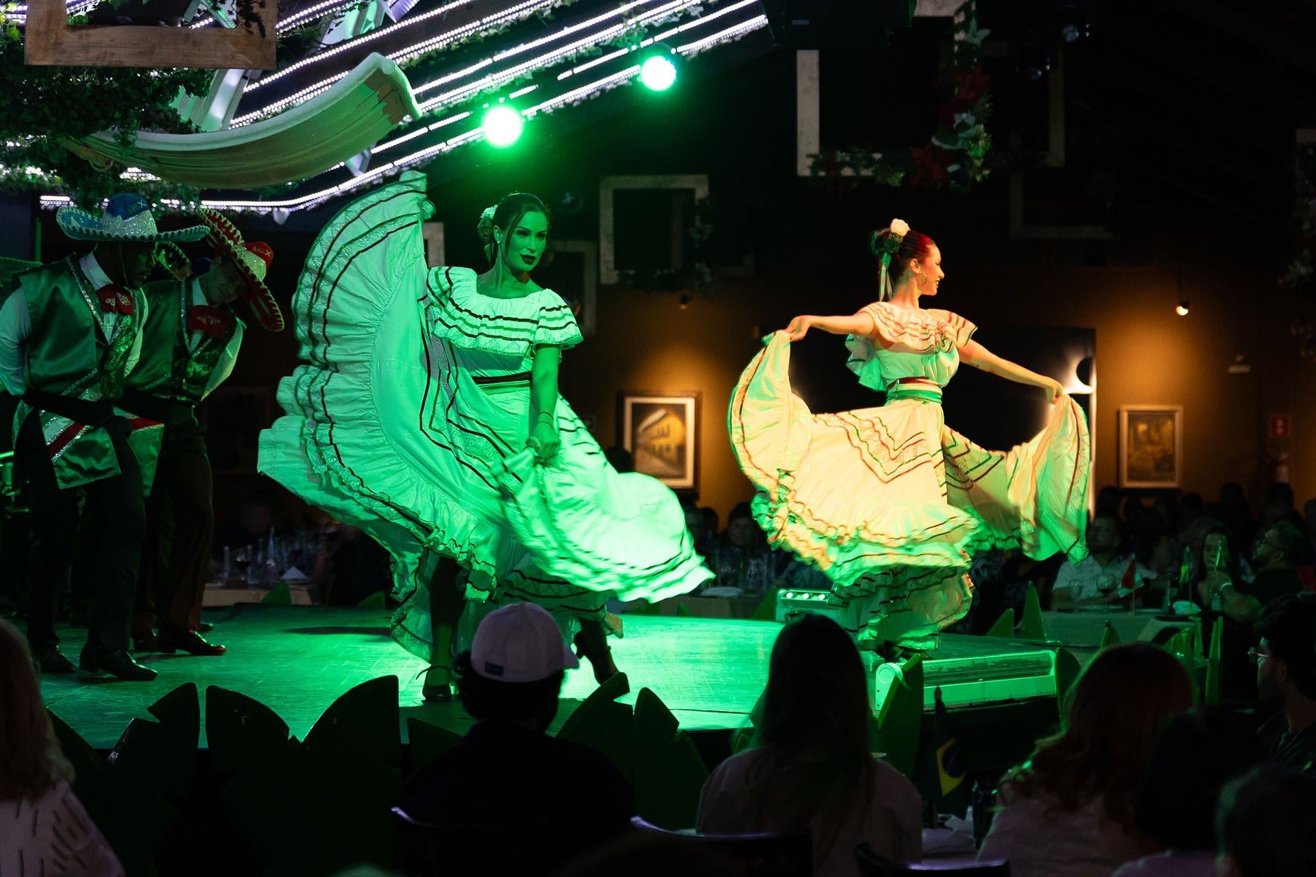 Show de dança na Churrascaria Rafain, em Foz do Iguaçu