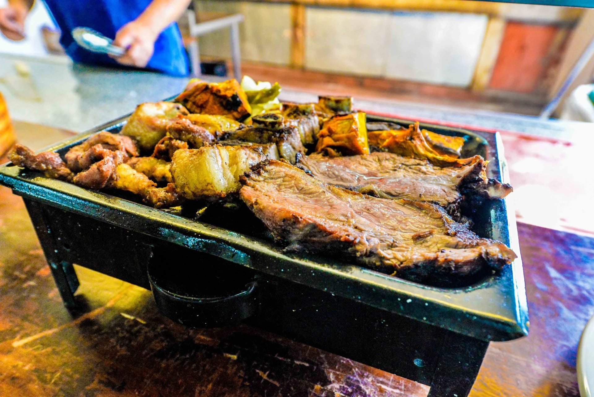 Carnes na chapa da churrascaria no lado argentino