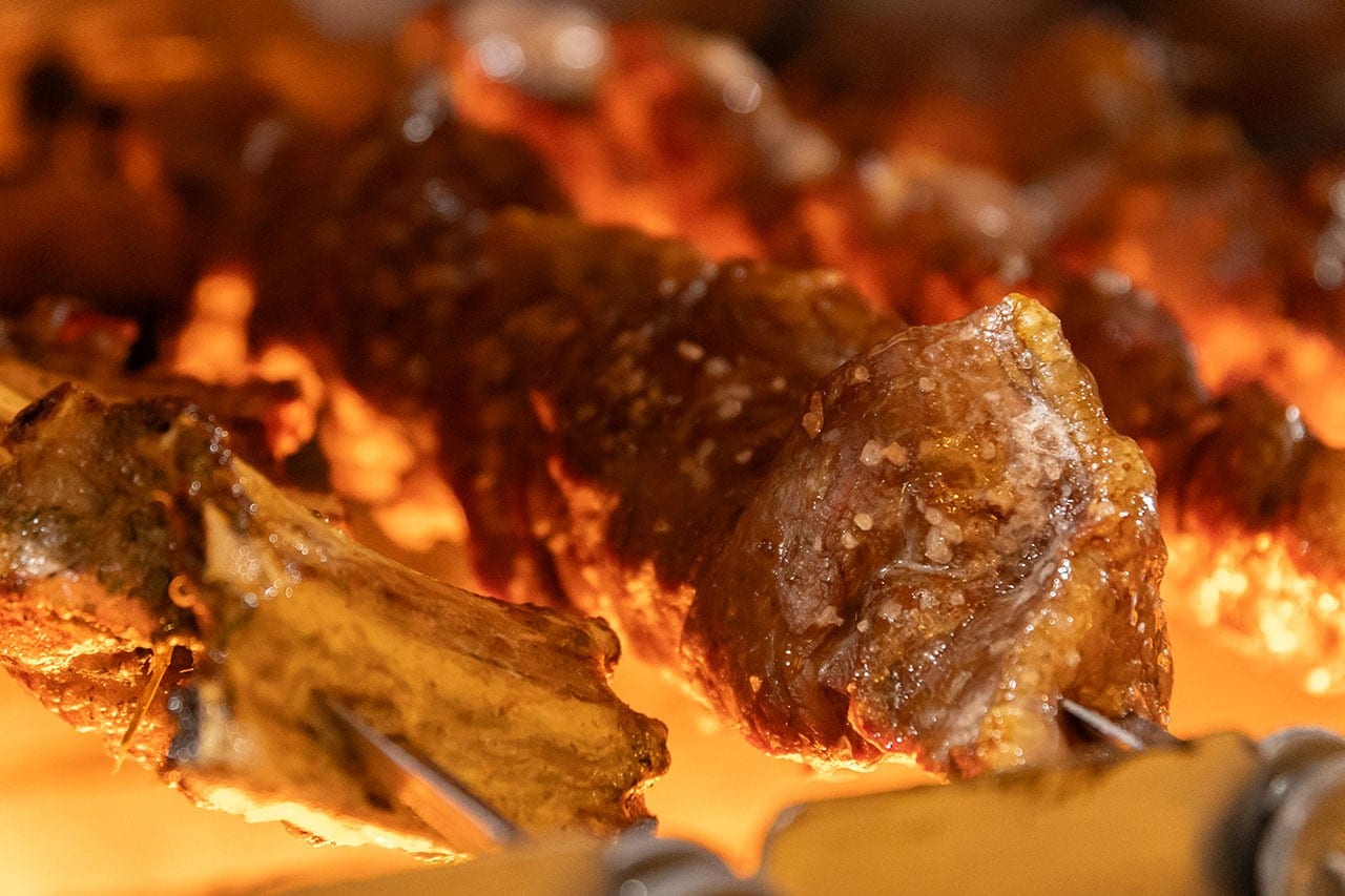 Carnes na brasa do rodízio da Churrascaria Rafain